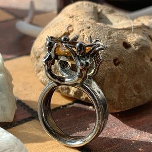 🧜‍♀️ Mermaids holding a honey stone ✨🧜‍♀️✨